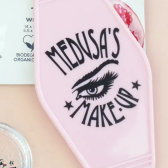 ❇️Medusa's Makeup Retro Motel Themed Keychain NWT/SEALED - Picture 3 of 5